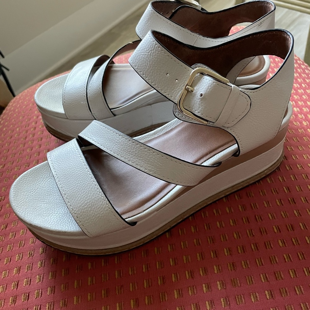Naturalizer platform Sandles in white.  Size 7.